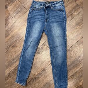 Like new! Judy blue straight leg skinny fit jeans
